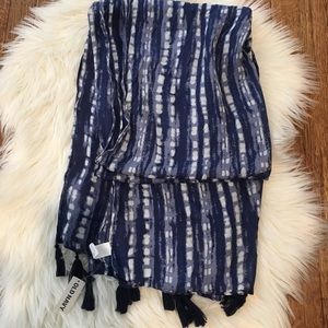 Old navy light scarf - NWT - lovely print!